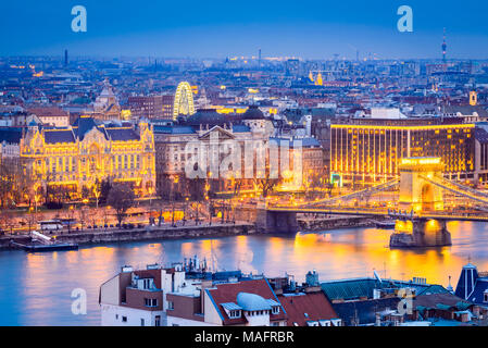 Budapest, Ungarn. Széchenyi Kettenbrücke und Donau. Stockfoto