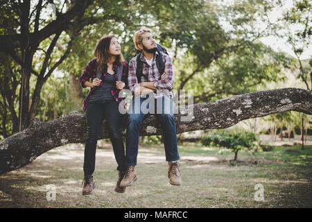 Junge Wanderer Paar ein Rest sitzen auf Niederlassung, genießen Sie mit der Natur. Travel Concept. Stockfoto