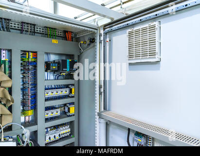 Automatische Sicherung elektrischer Steckverbinder in Stromleitungen. Industrielle elektrische Gehäuse, Schalter Bedienfeldplatine. Stockfoto