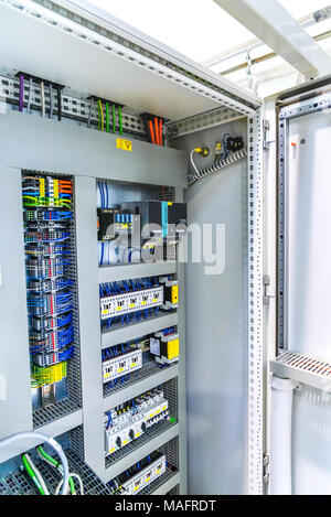 Automatische Sicherung elektrischer Steckverbinder in Stromleitungen. Industrielle elektrische Gehäuse, Schalter Bedienfeldplatine. Stockfoto