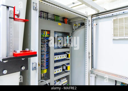 Automatische Sicherung elektrischer Steckverbinder in Stromleitungen. Industrielle elektrische Gehäuse, Schalter Bedienfeldplatine. Stockfoto