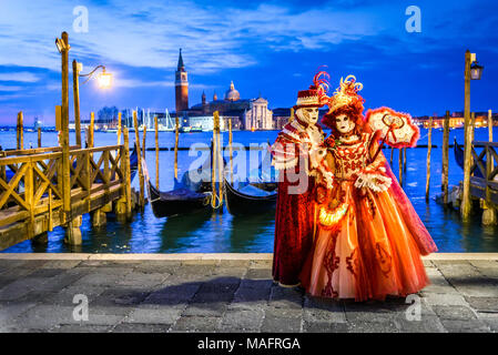 Venedig, Italien - 11. Februar 2018: Karneval von Venedig, Maske auf den Markusplatz mit St. George Island im Hintergrund. Stockfoto