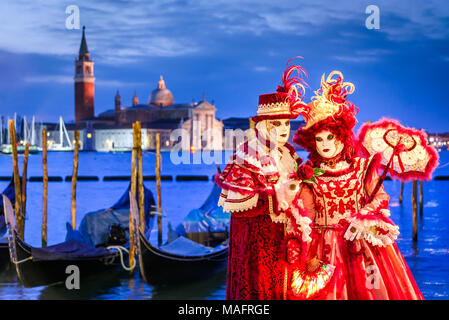 Venedig, Italien - 11. Februar 2018: Karneval von Venedig, Maske auf den Markusplatz mit St. George Island im Hintergrund. Stockfoto