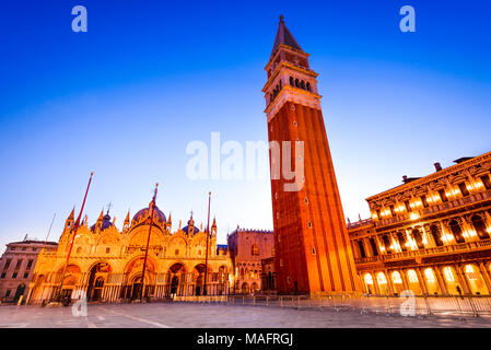 Venedig, Italien. Twilight erstaunliche Licht mit Campanile und der Basilika San Marco, dem venezianischen Morgen. Stockfoto