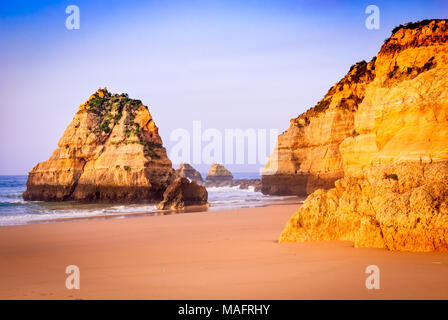 Algarve, Portugal - Praia da Rocha, fantastischer Sonnenaufgang am Atlantik, Portimao. Stockfoto