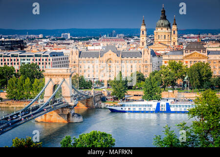 Budapest, Ungarn. Szechenyi Lanchid oder die Kettenbrücke, die erste steinerne Brücke über die Donau Stockfoto