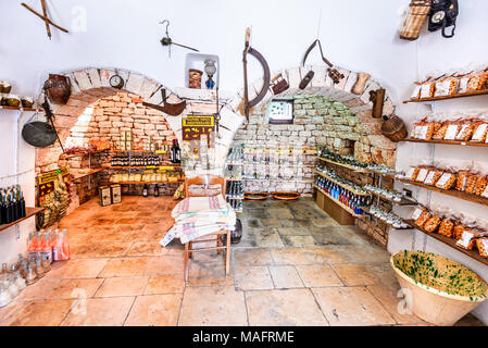 Alberobello, Italien - 10 Juli 2015: traditionelle Trullo Haus mit Souvenirladen in Alberobello, Apulien. Stockfoto