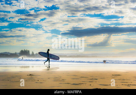 Surfer in die Brandung am Pass, Byron Bay, New South Wales, Australien Stockfoto