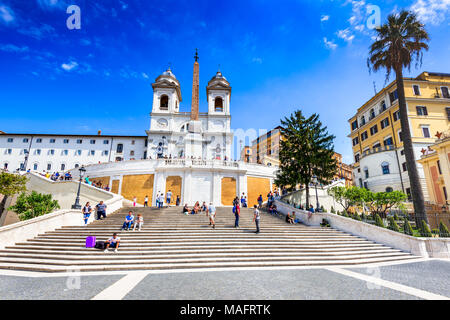 Rom, Italien, April 2017: Piazza di Spagna und der Trinita dei monti Kirche, römische Stadtbild Landschaft. Stockfoto