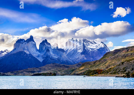 Torres del Paine, Chile. Herbst austral Landschaft in Patagonien mit Lago Pehoe in Südamerika. Stockfoto