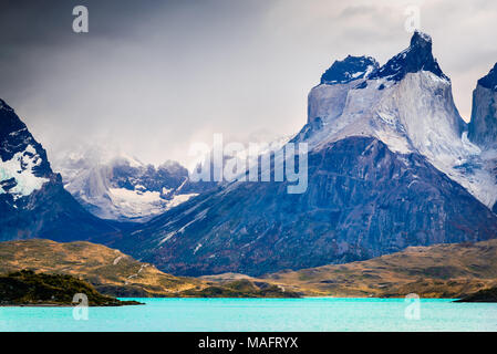Torres del Paine, Chile. Herbst austral Landschaft in Patagonien mit Lago Pehoe und Cuernos Del Paine in Südamerika. Stockfoto