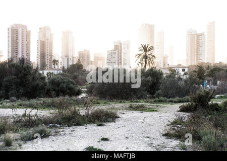 Skyline mit Wolkenkratzern in Benidorm. Stockfoto