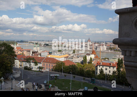 Einige der Geschäfte und Restaurants auf der Burg in Budapest, Ungarn. Viele Touristen besuchen in diesem Bereich jedes Jahr. Stockfoto