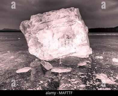 Natürliche Eisblöcke. Eisscholle aufgrund der starken Wind gegen das Ufer und bewegen. Eisige Winter Wetter. Stockfoto