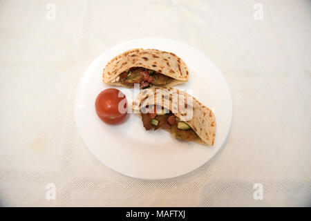 Beliebte israelischen Gericht - falafel in eine Platte auf eine weiße Tischdecke Stockfoto