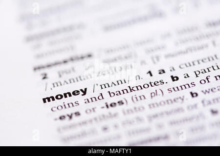 Die Makroaufnahme zeigt die Definition des Wortes Geld in ein Englisches Wörterbuch Stockfoto