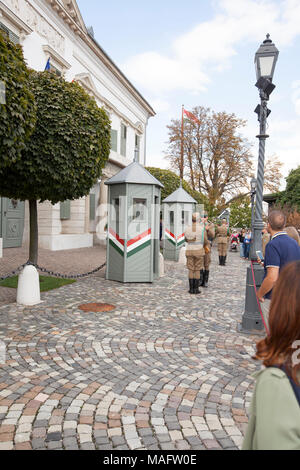 Die wachablösung vor dem Ungarischen Presidential Palace ist eines der Budaer Burg Attraktionen. Der Palast wird aufgerufen, Sandor Palota Stockfoto