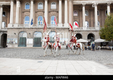 Die Budaer Burg mit den husaren Kavallerie Bataillon, die regelmäßig Patrouillen auf dem Gelände. Stockfoto