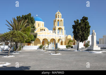 Die St. Georg Kirche in Oia auf Santorini an einem klaren Sommertag Stockfoto