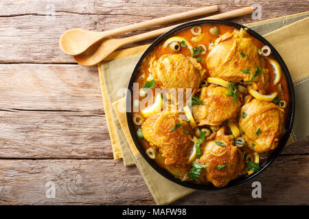 Arabische Küche: Geschmortes Hähnchen mit Zitronen, Zwiebeln, Gewürze und grüne Oliven close-up auf einem Teller auf dem Tisch. horizontal oben Ansicht von oben Stockfoto