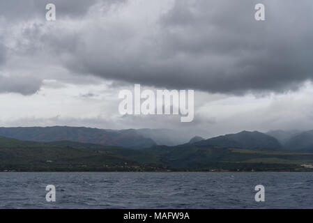 Westküste von Kauai in der Dämmerung im Winter gesehen von einem Boot aus, Hawaii Stockfoto