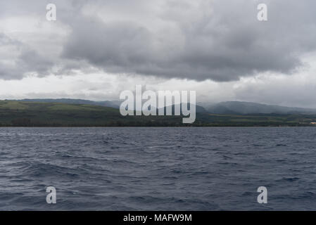 Westküste von Kauai in der Dämmerung im Winter gesehen von einem Boot aus, Hawaii Stockfoto