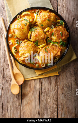 Marokkanisches Essen: tajine Hähnchen mit gesalzenen Zitronen, Zwiebeln und Oliven close-up auf den Tisch. Vertikal oben Ansicht von oben Stockfoto