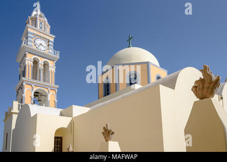 St. Johannes der Täufer Kathedrale auf Santorini von unten an einem sonnigen Tag gesehen Stockfoto