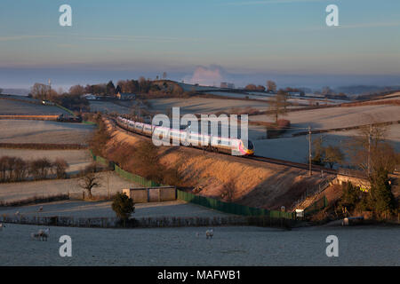 Ein Virgin Trains Class 390 Pendolino Zug Richtung Süden durch Cumbria auf der West Coast Main Line früh an einem Frühlingsmorgen Stockfoto