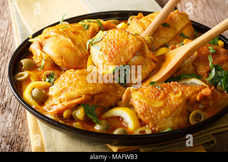 Marokkanisches Essen: tajine Hähnchen mit gesalzenen Zitronen, Zwiebeln und Oliven close-up auf dem Tisch. Horizontale Stockfoto