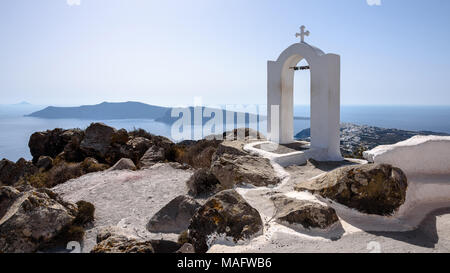 Eine traditionelle griechische Kirche arch auf Santorini, die typisch für die Kykladen mit Blick auf die Ägäis Stockfoto