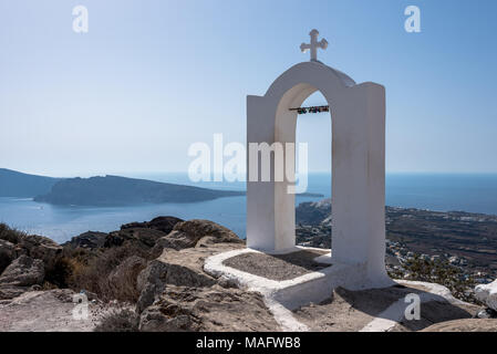 Eine traditionelle griechische Kirche arch auf Santorini, die typisch für die Kykladen mit Blick auf die Ägäis Stockfoto