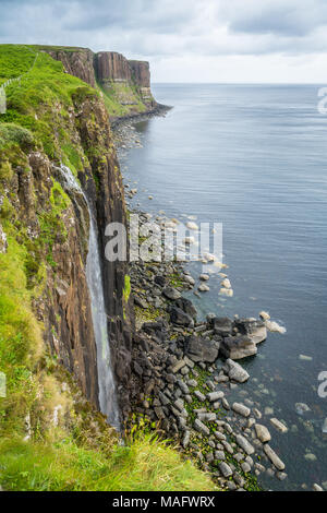 Die berühmten Kilt Rock, Sea Cliff im Nordosten Trotternish, Isle of Skye, Schottland. Stockfoto