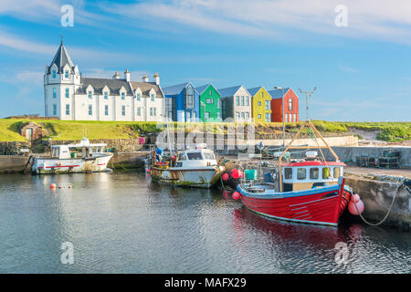 Die bunten Gebäude von John O' Groats an einem sonnigen Nachmittag, Grafschaft Caithness, Schottland. Stockfoto