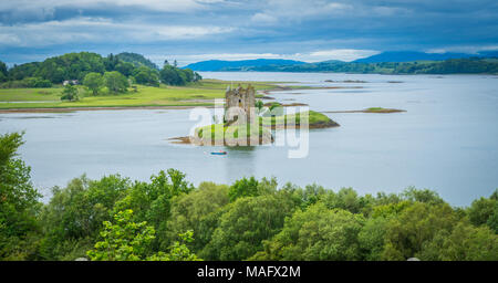 Panoramische Sicht von Castle Stalker, eingestellt auf eine Flutwelle Insel auf Loch Laich, ein Eingang aus Loch Linnhe. Stockfoto