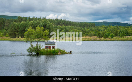 Die frühen Hoose, ein kleines Haus in Loch Shin gebaut, in der Nähe von Lairg im schottischen North West Highlands. Stockfoto