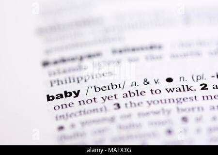 Die Makroaufnahme zeigt die Definition des Wortes Baby in ein Englisches Wörterbuch Stockfoto