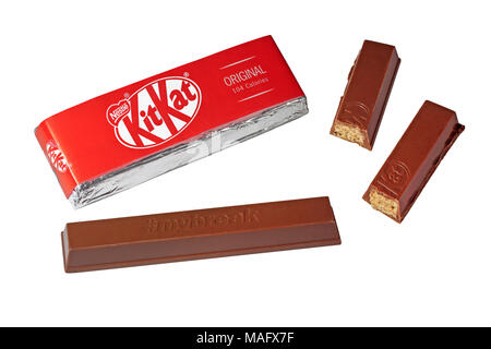 Zwei Finger original KitKat von Nestlé ein Balken gewickelt und eine Bar im Koffer mit einem Finger in zwei gebrochene isoliert auf weißem Hintergrund Stockfoto