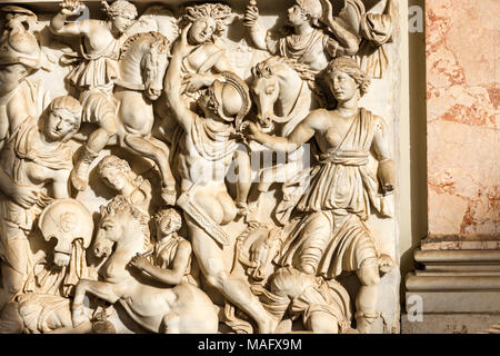 Sarkophag mit Amazonen und Achilles mit Penthesilea am achteckigen Innenhof des Schloss Belvedere, die Vatikanischen Museen, Rom, Italien. Stockfoto