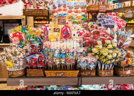 Eine große Auswahl an Süßigkeiten auf Sticks auf Verkauf in La Boqueria Markt, Barcelona, Spanien Stockfoto