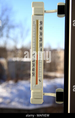 Thermometer auf dem Fenster mit der Anzeige der Temperatur auf die Straße. Stockfoto