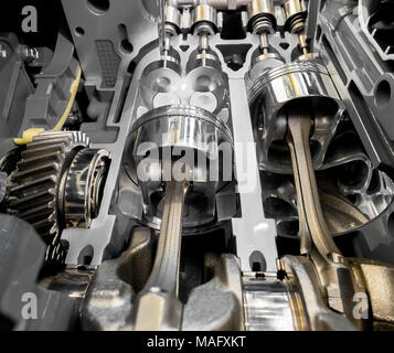 Innenansicht des modernen Motor, Nahaufnahme, Detail von zwei Kolben in Zylinder mit vier Ventilen, einige Gänge beiseite. Stockfoto