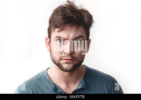 Der Mensch isoliert auf weiße Wand Mimik close-up suchen Kamera verwirrt entsetzt Stockfoto