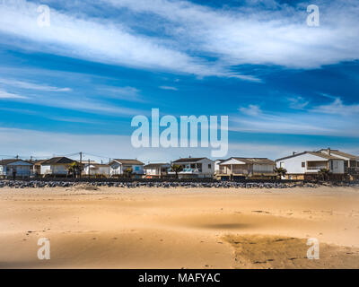 Ferienhäuser Strandhäuser in Narbonne an einem sonnigen Wintertag Stockfoto