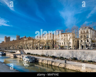 Boote auf dem Kanal Robine im Zentrum von Narbonne an einem sonnigen Wintertag Stockfoto