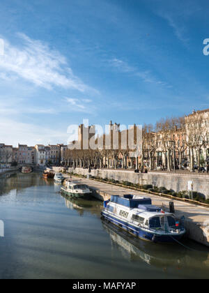 Boote auf dem Kanal Robine im Zentrum von Narbonne an einem sonnigen Wintertag Stockfoto