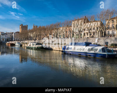 Boote auf dem Kanal Robine im Zentrum von Narbonne an einem sonnigen Wintertag Stockfoto