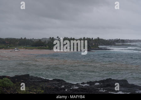 Rotes Wasser im Kukuiula Bay auf Kauai nach einem großen regensturm Stockfoto