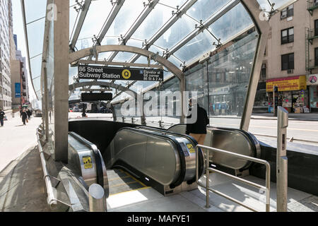 New York, 15. März 2018: Eingang der 96th Street Station der Zweiten Avenue Subway. Stockfoto