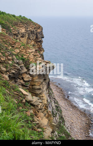 Die Fernöstliche Landschaft eines der malerischen Buchten der Insel. Stockfoto